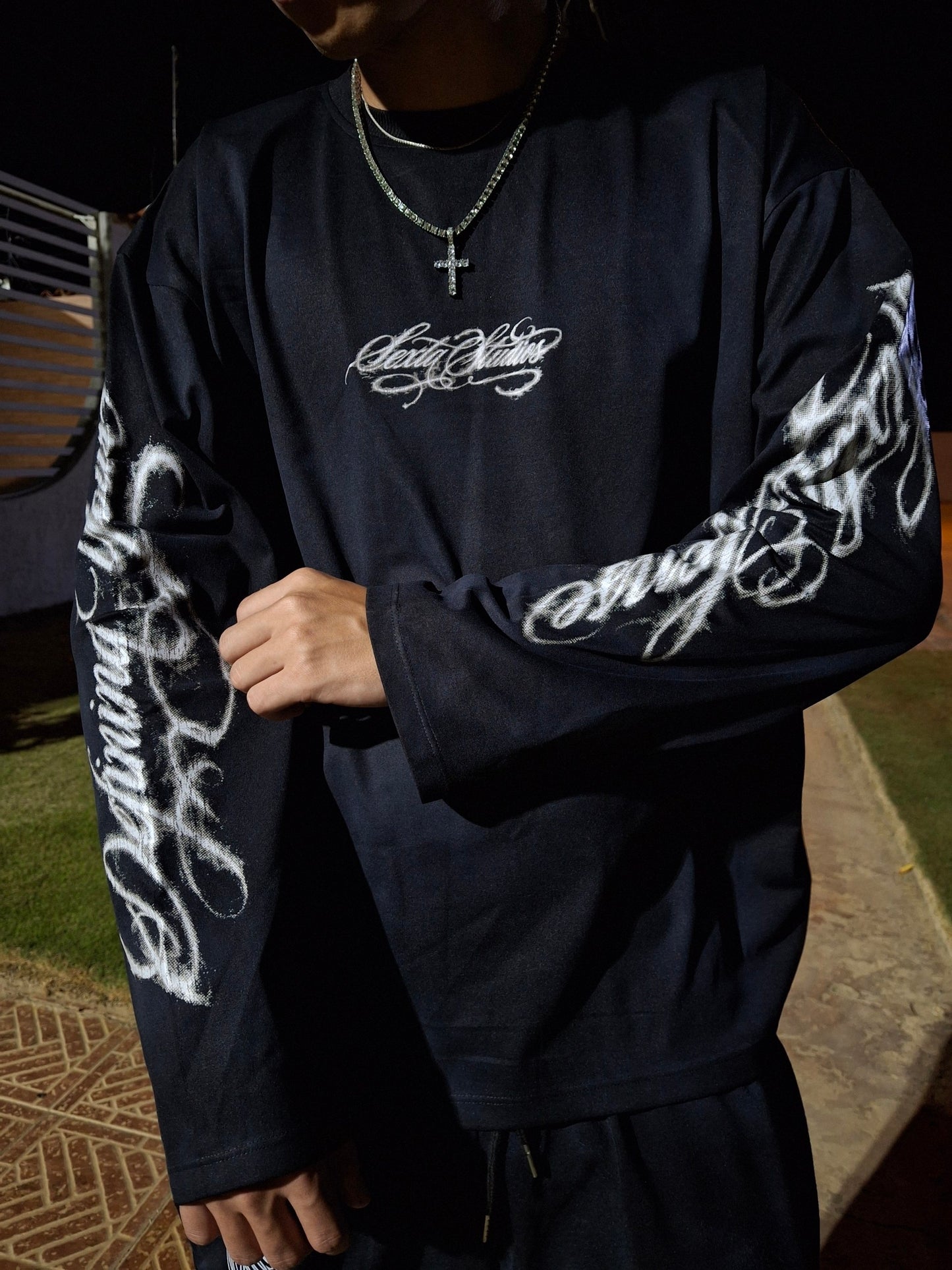 HOLY CROWN BLACK LONGSLEEVE